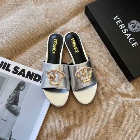 出厂价： Versace 范思哲2024 顶级专柜 新款限定 官网上新 全球首发 范思哲 Vr 新扣美人头平底拖 范思哲美鞋 范思哲拖鞋 范思哲鞋控 时装周新款 - 点击图像关闭