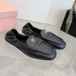 出厂价 MiuMiu 缪缪25ss春夏走秀款，一脚蹬懒人单鞋 芭蕾舞鞋今年最值得入手的单鞋 ！超多网红明星上脚 miumiu今年秋冬确实泰酷辣 秋冬限定款 专柜