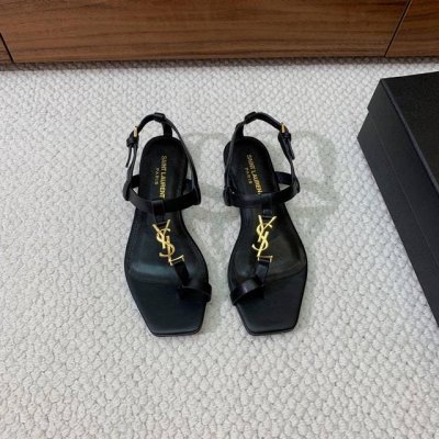 saint Lauren*字母扣方头平底凉鞋 整个版型包括金属制品等细节别具一格让人眼前一亮 鞋面漆皮 牛皮 羊皮垫脚 真皮大底 码数 35-41 40 41定