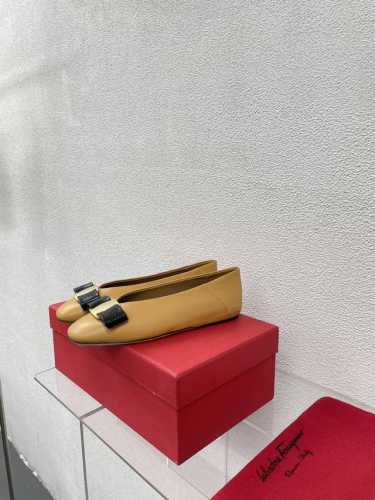 奶奶鞋 小羊皮 舒适 拼色 平底蝴蝶结 经典五金扣件 鎏金工艺 Ferragamo 姜黄 24 菲拉格慕 平底鞋拖鞋 今期高频曝光 人对Fam刮目相看加上各路明
