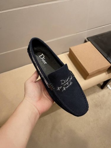 实价 Dior 官方新款，意大利名模贵族们爆款，Dior时尚界的佼佼者，无可超越，官方高品质精品高端豆豆鞋。适合驾车，休闲，白领，商务男士首选，明星周杰伦同款，