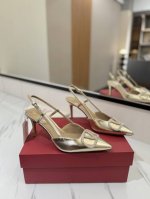 出厂价： Valentino 华伦天奴推出全新凉鞋系列，凉鞋鞋款尖头V扣凉鞋。上脚非常修脚型 重点是很好非常好驾驭 不磨脚不累脚 行走神器！ 金属VLOGO钻扣