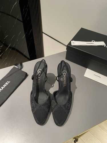 代购级 高跟版面 Chanel 经典Slingback后空凉鞋 前几年一直在做这个款 今年我们还是重新购版，再次精细Copy。 发现新版面的鞋面线条和形体舒适度