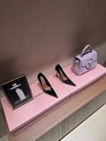 早早春新品 ★面料 漆皮 内里 羊皮 鞋底 牛皮大底 原版注塑 优雅风格 创造不一样的感觉 跟高10 Cm 专柜包装 简约气质款式！ Show Bdetails