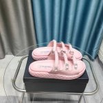 2025春夏最新面料 专柜主推魔术贴沙滩凉鞋新色系列上新 ★★★★★ 众多明星网红上脚，国内外博主刷爆的一个百搭系列，春夏衣橱搭配必备 凉鞋首选. 鞋面：进口羊