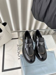 代购级别470｜配飞机盒 Prada超火 经典三角徽标乐福鞋 莞产代购级品质 原版购入一比一 -黑色 材质与工艺： 原版牛皮革 原版牛皮内里 鞋头盖配间面线卷边