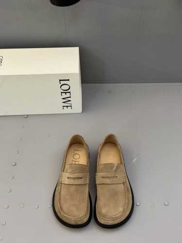 Loewe 罗意威 Ballet Runner 休闲鞋、 简约大方的造型设计，采用进口牛皮、漆皮、打造，不对称鞋头设计、袜状内部结构，全牛皮内里垫脚，搭配轻盈皮