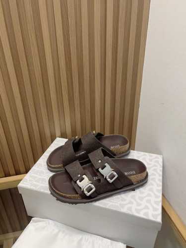 Birkenstock x Dior情侣款全球限量联名款，联名单品重新诠释 TOKIO 穆勒鞋和 MILANO 凉鞋这两款勃肯标志性单品，将实用功能与优雅风范相