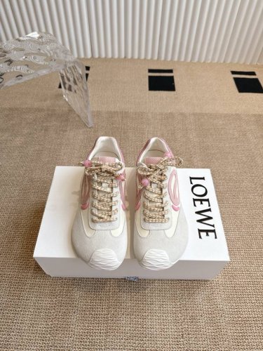 Loewe 罗意威新Balletrunner 芭蕾运动鞋 经典一眼就爱上的！拼接的极简风格真的做到极致！实在太百搭，随便穿搭就可以很高级，很轻便，逛街暴走无压力