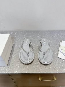 The Row 小众潮牌 25Ss春夏新款 复古 法式 夹脚 拖鞋 这双简直就是年度梦中情鞋 年度必入高级感从里到外散发了 无论是日常居家还是闲逛街头，这款夹趾