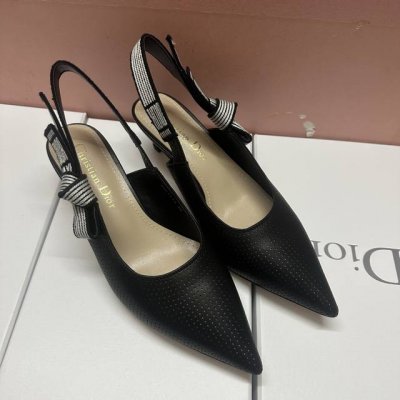 j'adior 迪奥 Dior 专柜最新明星款同织带高跟鞋；运用独特的二三十万针以上的刺以绣及单一完整无缝料布工艺，点缀标性志的电绣“J'adior”饰带起看来