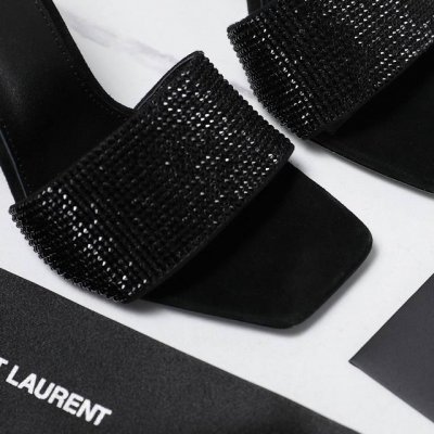 厂价 Saint Lauren*Ysl圣罗兰经典春夏一字带水钻高跟拖鞋 水钻珍珠跟高跟凉鞋 璀璨夺目的水钻 优雅减龄 仙气满满的公主氛围！ 鞋面采用原版定制材质