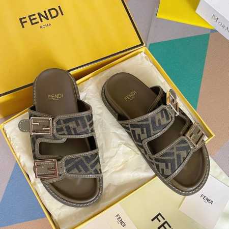顶级版本：布面 Fendi芬迪最新配色 情侣款Feel老花Ff凉拖鞋 原版购入开发 做货 芬迪早秋最新款 双带平底拖鞋，带Ff Baguette装饰性搭扣。奶油 - 点击图像关闭
