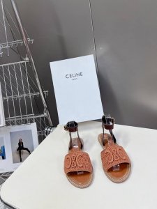 celine 思琳春夏最新款复古凯旋门时髦凉鞋夏天搭配袜子 简直绝绝子了复古的点上带上了满分时髦感颜值 绝原版购入开发 依旧最高输出还原原版定制复古感胎牛皮、内