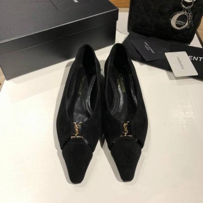 春夏大热全新平底单鞋！经典Cassander复古LOGO搭配野性自由高雅性感并存。 鞋面：定制进口真丝布 内里：进口绵羊皮 鞋底：进口真皮大底 跟高：平底 码数