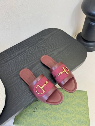 gucci 古驰经典老花马衔扣拖鞋 夏天最值得入手的单品 自带高级气场的凉鞋 搭配裙装裤装率性洒脱 日常度假都是必不可少 鞋面采用原版定制材质 内里垫脚进口小羊