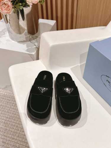 PRAD* 2025早春新款厚底三角标穆勒拖鞋好看到爆炸 舒适百搭，暴走不累 对版羊京面料，羊皮内里，私模TPU大底，码数：35-39# 40#订做不退换