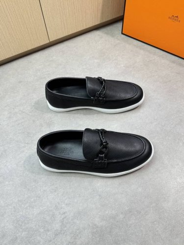 hermes 爱马仕 -高端品质 原单休闲运动板鞋 -鞋面：荔纹小牛皮、鞋丹外合车缝线、品牌金属扣件横担装饰 -内里：水染牛皮 -大底：超轻Tpr橡胶 成型大底