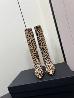 Alaia fw24秋冬 new arrival～ 阿莱亚2024秋冬新款及裸靴 alaia限定款这是一款需要实力才能驾驭得了的靴子，超级奢华无比～穿上这双靴子