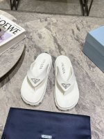 Prada 普拉达春夏情侣款人字拖鞋 最新走秀系列，经典升级 舒适度与时髦度并存 每个颜色搭配都好看，设计搭配不同风格需求 鞋面：定制面料 内里: 定制内里 大