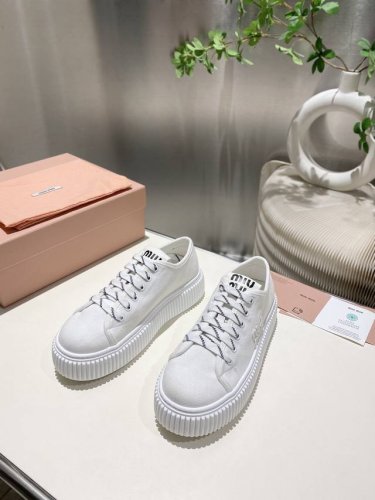 出厂价pp单鞋 拖鞋 缪缪2025春夏走秀饼干鞋 厚底运动鞋 简约的运动板鞋设计 极具辨识度的鞋舌 打造佛系甜美的休闲风~~上脚气场十足随意搭配 长裙 短裙 短