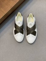 Givench*.纪梵希低帮休闲鞋，采用白色小牛皮革等材质，鞋面饰有品牌织带装饰，鞋舌品牌五金logo装饰，立体复合式拼接缝合！内里小牛皮 舒适度高！ Size