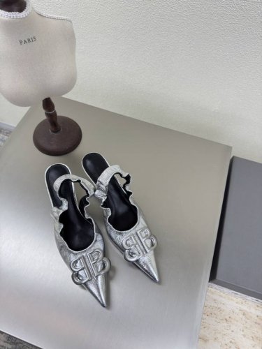 经典双 B 后空尖头 Balenciaga 巴黎世家 Stomper Derby 银色 这双鞋简直是今年潮流圈的黑马，夸张的尖头设计，让人一眼就爱上！ 第一眼看