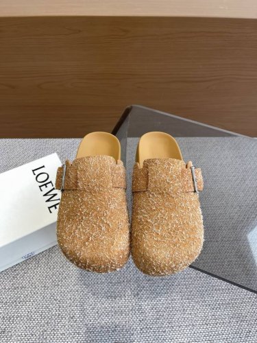 LOEWE 罗意威 25ss 新款 勃肯拖鞋来自秀场 品牌设计师Jonathan Anderson一贯的玩味主义色彩 新款 勃肯 穆勒拖鞋以可爱有趣的圆形鞋头搭
