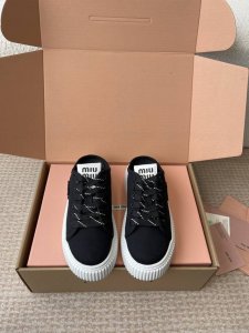 Miumiu 25Ss 春夏新款 厚底 帆布 半拖 小白鞋 简约造型，超轻原版开模鞋底，脚感妥妥满分 好穿好搭，增高6Cm Size: #35-40 40 定做