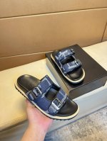 芬迪～原单品质，官网原版1:1. 2024新品男士休闲拖鞋, 原版皮字母织带搭配制作，高端品质, 原版大底宽松舒适，百搭时尚单品！Size 38-44
