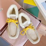 顶级版本：绒里 MiuMiu缪缪 最新delave系列 厚底 坡跟 短靴 羊羔毛 踝靴 原版购入开发 做货 这款绒面皮革踝靴呈现délavé纹理，鲜艳鞋带为经典