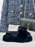 厂价 Celine 塞琳经典秋冬厚底 懒人毛毛拖鞋 这一季的赛琳又让我重新爱了它一次！ 这季节美鞋太多这款毛拖 真的是让我无法自拔真太可爱了～ 毛茸茸的羊毛是选