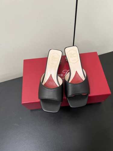 roger Vivier｜Rv25S春夏新品水晶跟拖鞋 喜欢法式优雅的来Pick这双，会让你的夏日穿搭气质翻倍哦～鞋跟镶满Blingbling的水钻爆闪 上脚特