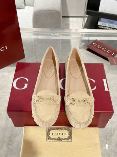 Gucci 饰马衔扣女士平底芭蕾鞋 衣橱必备单品优雅焕新。这款设计以优质迷你Gg绒面材质匠心打造，巧妙融合品牌经典传承与现代精致魅力。经典马衔扣细节以闪亮的银色