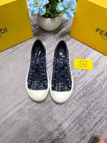 橙子出厂价P Fendi 芬迪春夏新款 老花帆布鞋 休闲鞋运动鞋 新款Domino帆布运动鞋成为深受喜爱的一款鞋履，对于想打造简约且具有Fendi特色造型的人士