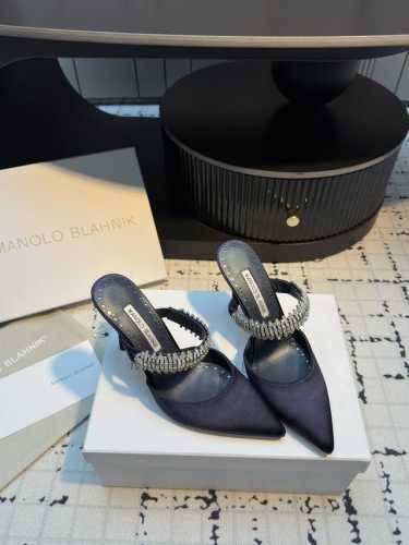 manolo Blahnik 2025夏季最新真丝施华洛世奇水钻高跟凉鞋！超精致一比一零离距打造！用最好料材打造最好鞋子！ 材料：意大利进口真面丝料 内里：顶级
