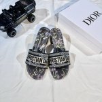 出厂： Dior 迪奥 2025新花色 字母刺绣拖 一字拖 粗跟拖鞋 码数：35-42 款式：灵动刺绣花鸟蝴蝶