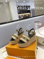 出厂 Loui*Vuitton 最新走秀款厚底凉鞋 香港原版购入一比一开模 今年的款式比去年增加了新原素 显得更为大牌 皮面款采用原版树膏皮牛皮 内里垫脚全羊皮