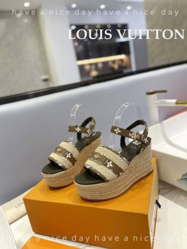 出厂 Loui*Vuitton 最新走秀款厚底凉鞋 香港原版购入一比一开模 今年的款式比去年增加了新原素 显得更为大牌 皮面款采用原版树膏皮牛皮 内里垫脚全羊皮