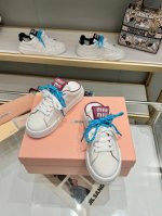 冲量价: MiuMiu 缪缪 24ss 新款秋冬季 休闲鞋，美到心坎上啦！ 柔软的真皮材质，触感细腻，亲肤舒适。 独特的设计，时尚又百搭，无论是搭配牛仔裤还是裙