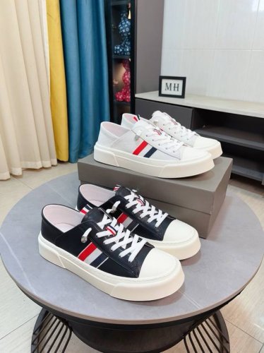 出厂价P Thom Browne 汤姆 布朗 男款白色休闲 这个邪魅酷感的新锐品牌 Lb让我们在这个夏天有了放松 时髦 个性的新选择 Tb白鞋风暴 鞋面采用原版
