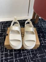 东莞代购级 ugg 25Ss 厚底 凉鞋 可调节鞋面束带 设计方便穿脱双层高密度泡棉鞋内底 耐磨中底以及Eva外底再生聚酯纤维滚边 舒适厚底 轻巧不厚重 经典金