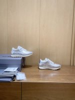 2025新款H-Stripes 系列情侣款阿甘鞋慢跑鞋 采用饰以竖条和波纹的厚底设计令奢潮鞋履焕发新意活力 穿梭性格畅想 抢占视线焦点 在掀现代感都市风潮 鞋面