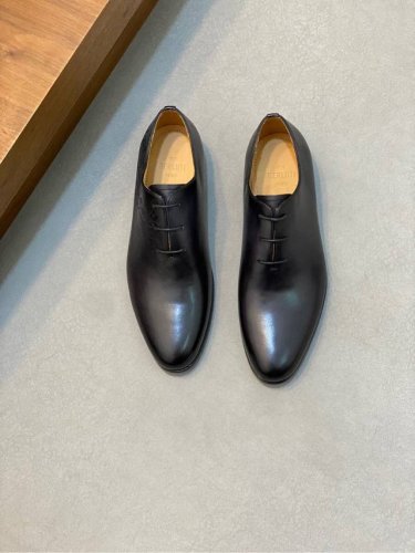 Berluti 布鲁提高端真皮大底正装皮鞋，采用进口牛皮鞋面 柔软有型，手工改色工艺，低调奢华气质，舒适透气版型，小牛皮真皮垫脚 进口真皮大底，彰显不凡态度 全