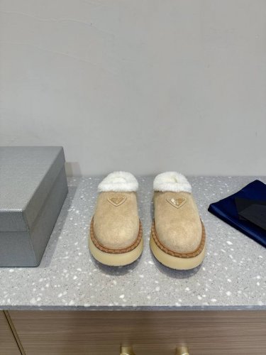 半拖 PRADA 普拉达 24ss秋冬新款 厚底休闲 羊毛 乐福鞋 这款运动鞋延续经久不衰的轮廓，是新款经典单品 采用麂皮 精心制作， 提升格调 款式轻盈，搭配