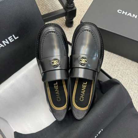 Zp级， Chanel香奈儿新品镂空logo乐福鞋 前镂空双C后跟大耳钉继承了香家一惯的设计风格，沉稳大气。无论是炸街，还是通勤，都非常适合。 女神系列，拥有香 - 点击图像关闭