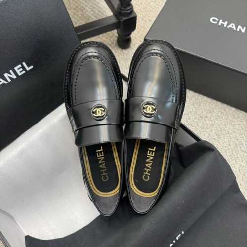 Zp级， Chanel香奈儿新品镂空logo乐福鞋 前镂空双C后跟大耳钉继承了香家一惯的设计风格，沉稳大气。无论是炸街，还是通勤，都非常适合。 女神系列，拥有香