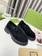 Gucci乐福鞋典藏图案继续在Gucci全新系列中大放异彩 全新系列匠心呈献 彰显品牌马术传承 这款采用皮革制作 搭配橡胶沟纹鞋底 面料 进口牛京压花 码数 女