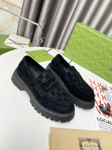 Gucci乐福鞋典藏图案继续在Gucci全新系列中大放异彩 全新系列匠心呈献 彰显品牌马术传承 这款采用皮革制作 搭配橡胶沟纹鞋底 面料 进口牛京压花 码数 女