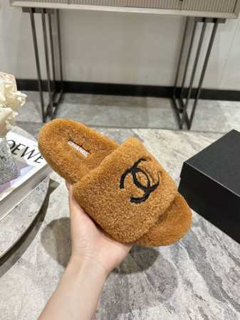 滴胶款 chane*小香24ss新款羊毛拖鞋頂级品质纯皮毛一体羔羊毛打造！米超温暖的感觉，穿上仿佛踩在云朵上，精致高级！让这双毛拖身价陡增！鞋底是原版开模的防滑 - 点击图像关闭